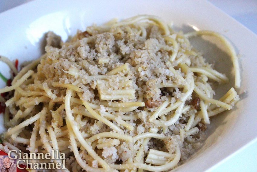 Spaghetti con alici, noci e mollica di pane